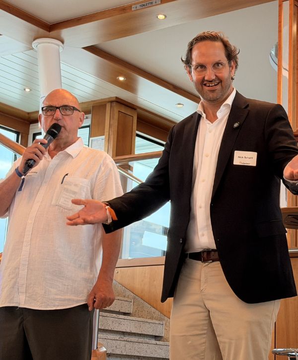 Gunther Knötig und Nick Scharifzadeh begrüßen die Gäste